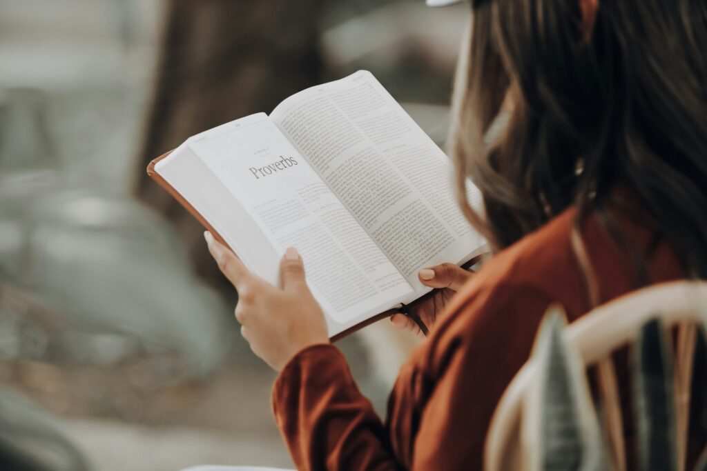 Invertir en uno mismo a través de libros de desarrollo personal y financiero.
