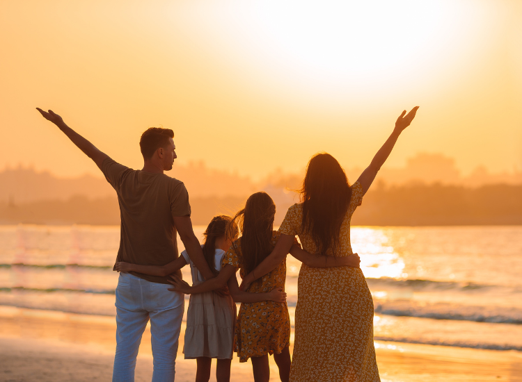 Una familia disfrutando de vacaciones en la playa.